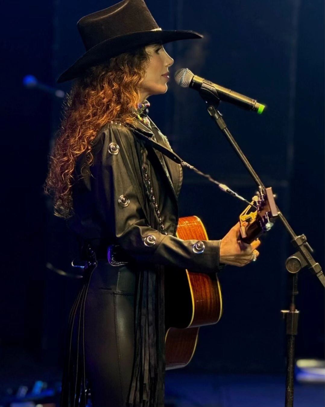 Paula Fernandes usando MondaBelle no palco
